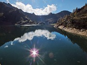24 La stella del sole nello specchio dei Laghi Gemelli